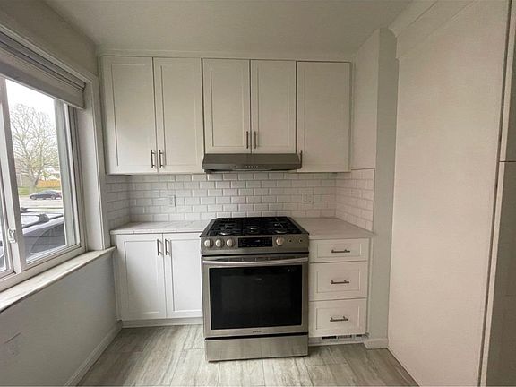 4th image of 2231 S Green Rd #2