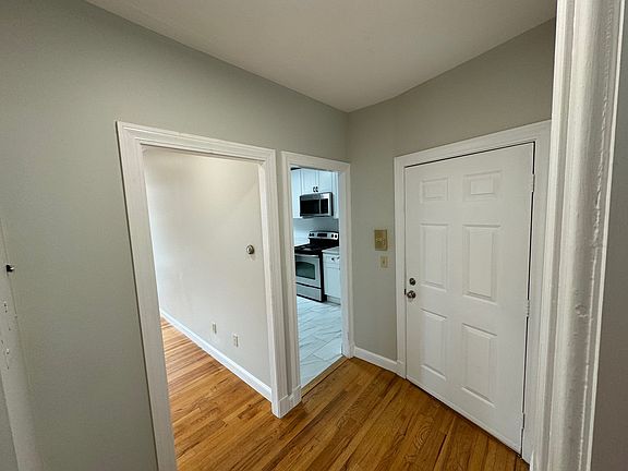 3rd image of 7 Trumbull St Ste 3