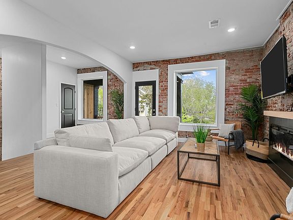 2nd image of 1822 Summit St Unit B