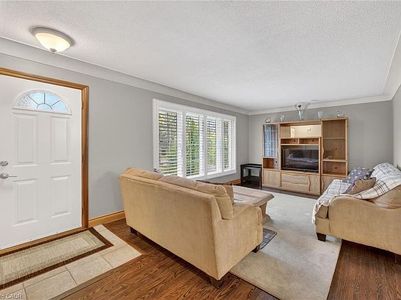 3rd image of 187 Council Cres