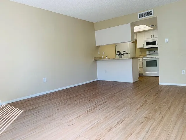 Desert Springs Apartments — Photo 18