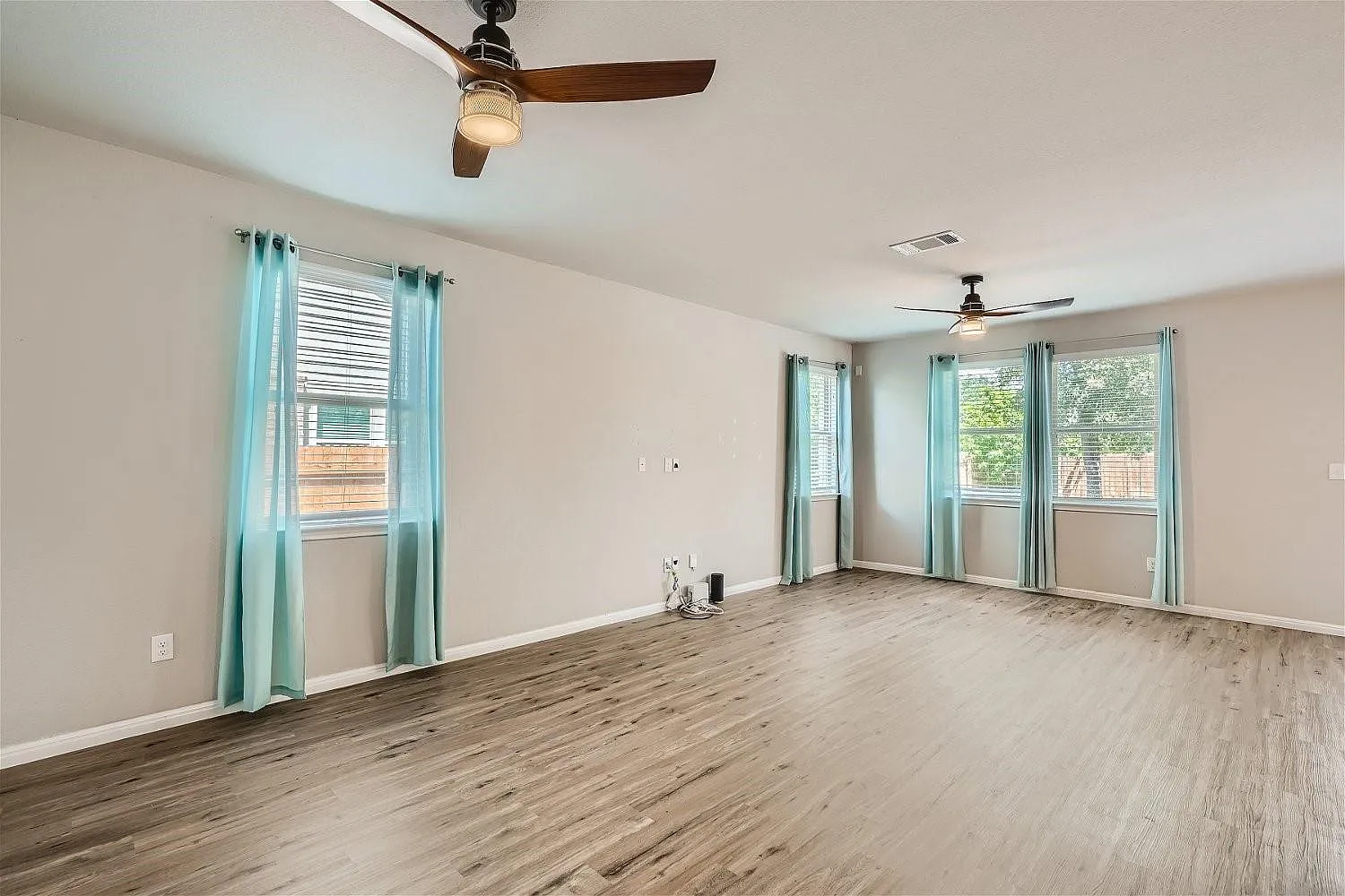 4 bed, 2.5 bath, 2373 sqft, $2,300 — Photo 2