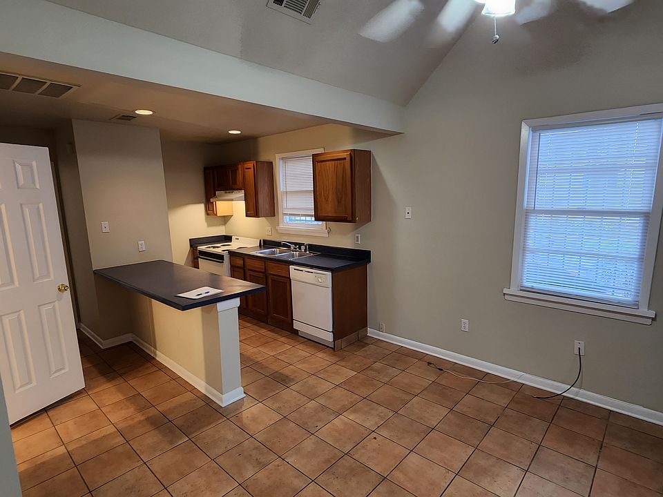 Open kitchen-Great for entertaining guests!