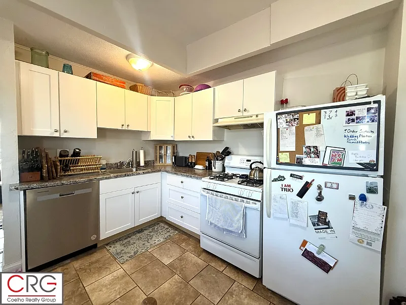 3 bed, 1325 sqft, $3,300 — Photo 4