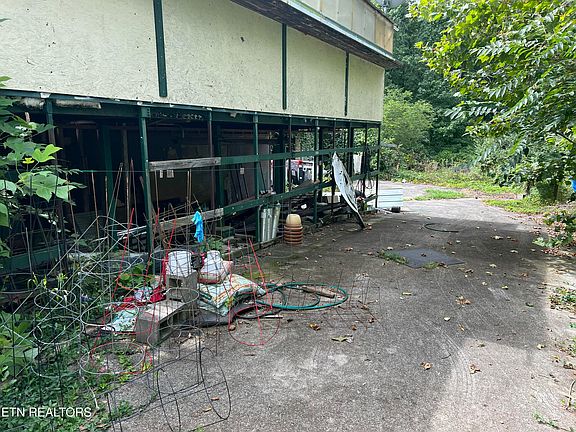 3rd image of 704 White Oak Dr