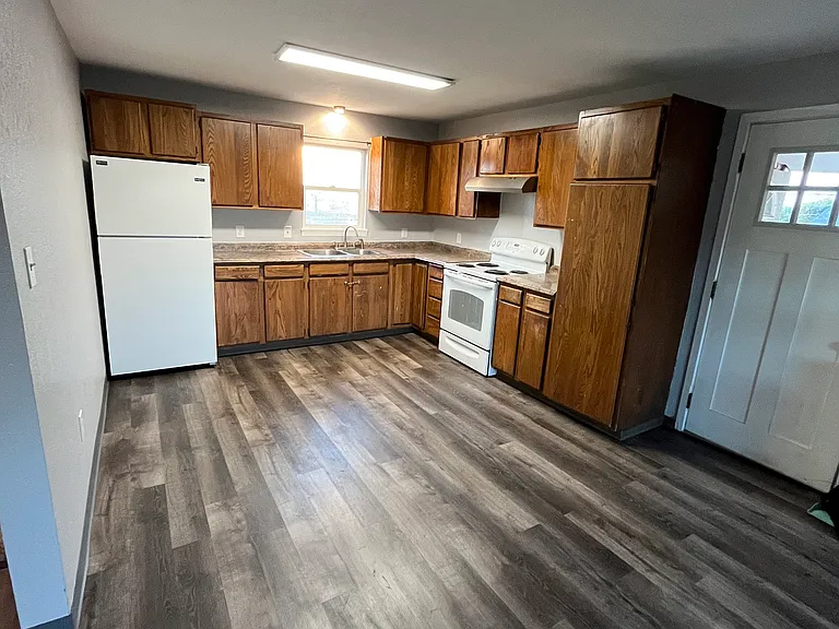 1200 Heffron St — Photo 3