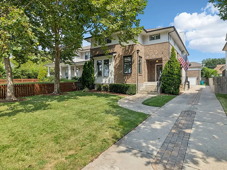 2302 Sunset Pl — Photo 1