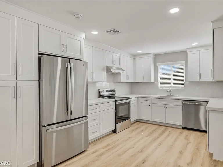 1800 8th Pl — Photo 2