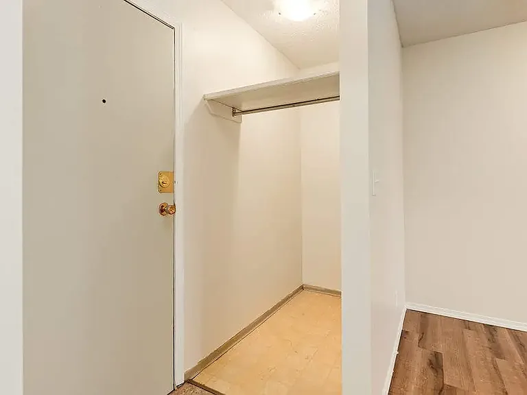 11 Greenbrook Dr E — Photo 10