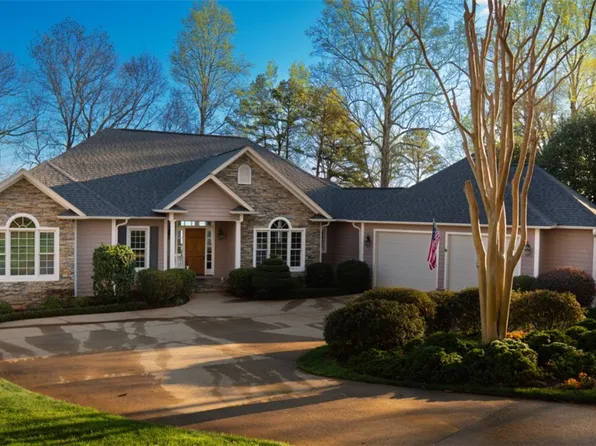 138 S Oak Pointe Dr, Seneca, SC 29672