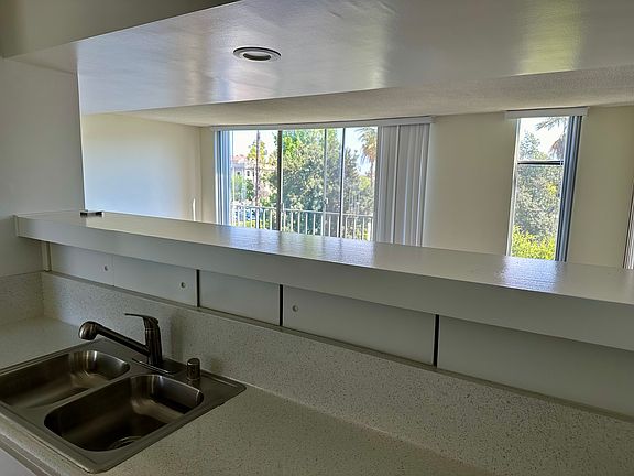 2nd image of 1155 E Del Mar Blvd #2B-2Ba-1100Sqft