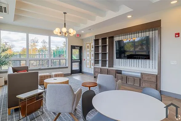 2 bed, 850 sqft, $1,586 — Photo 3