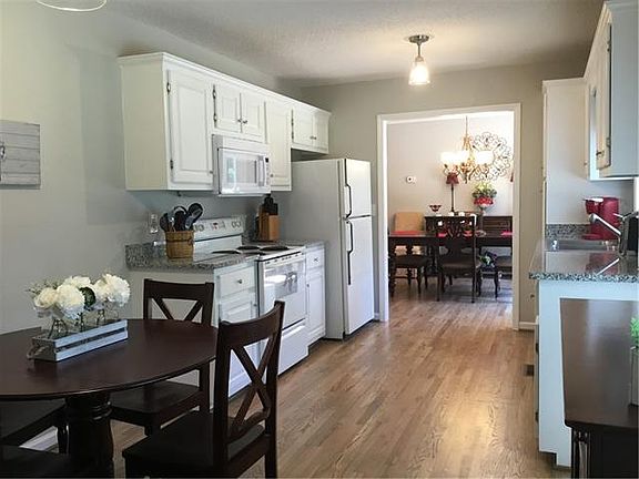 4th image of 102 Freshfield Dr