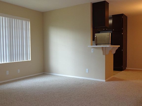 5th image of 4660 Mississippi St APT 2