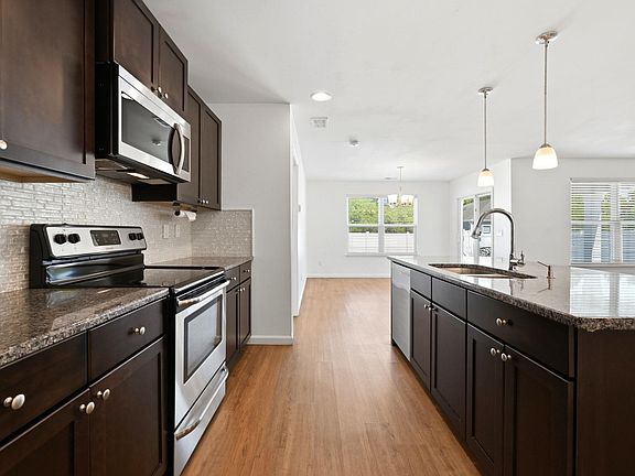 5th image of 430 Quinta St.