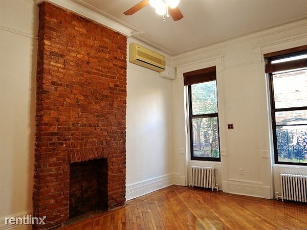 592 11st living room