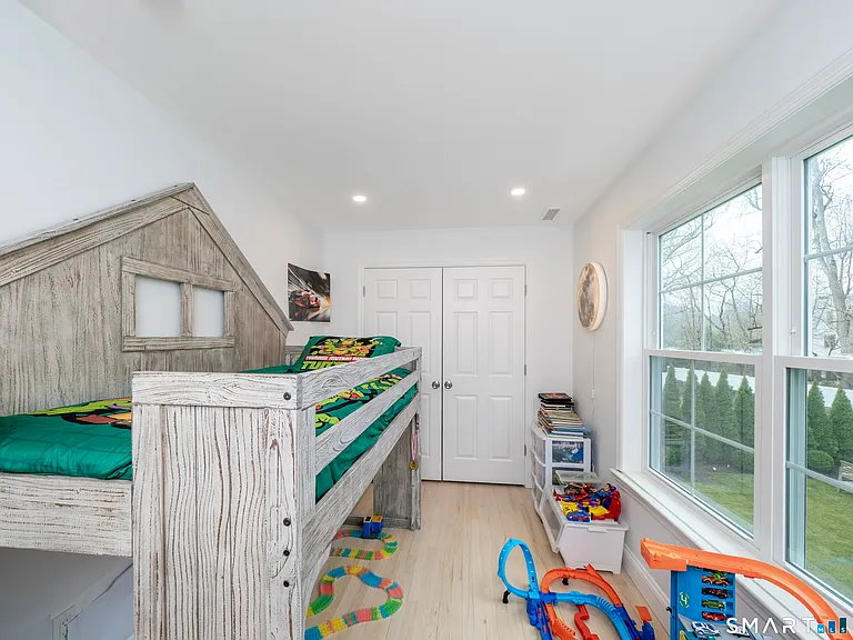 28 Oak St — Photo 34