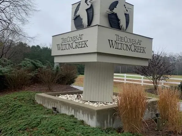 39 Wilton Coves Dr, Hartfield, VA 23071