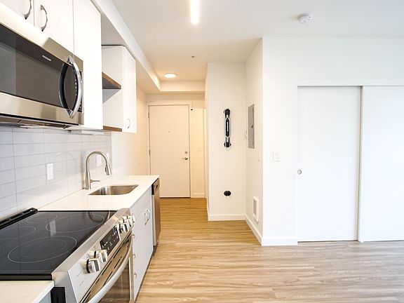 4th image of 2320 N Vancouver Ave #202