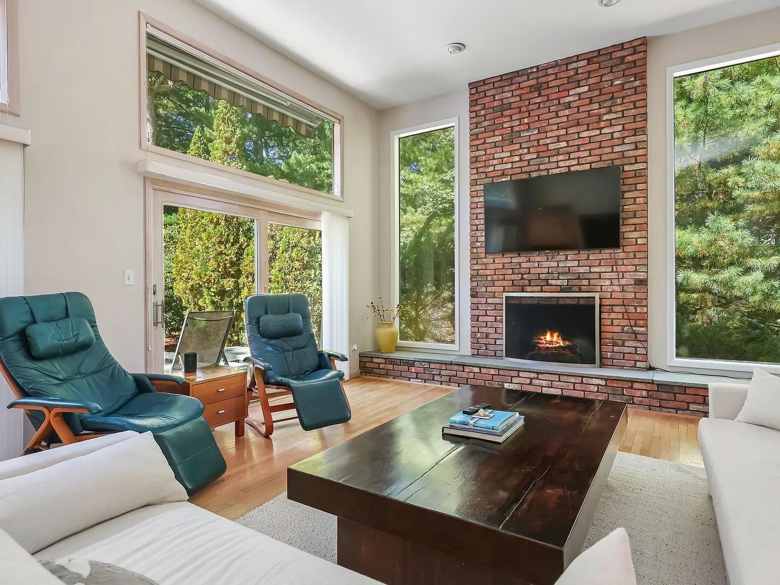 Contemporary Hamptons Retreat with Pool — Photo 4
