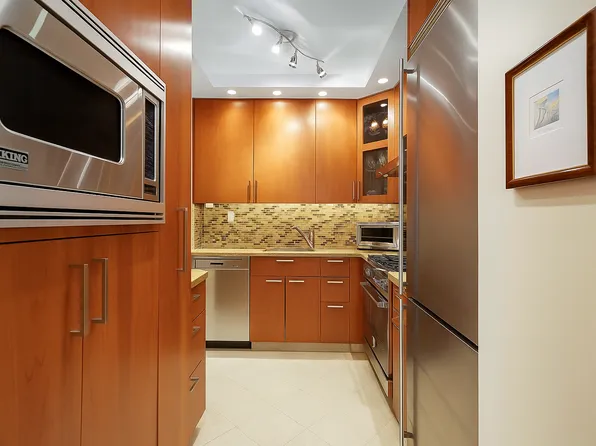 300 East 74th Street 18E image 3 of 9