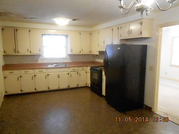 Kitchen w Stove & Ref