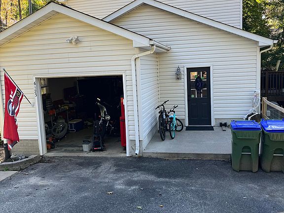 3rd image of 6123 Hobart Cir
