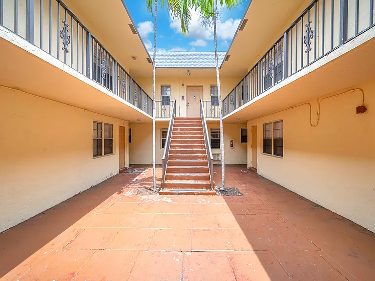 Oakland Park Villas — Photo 1