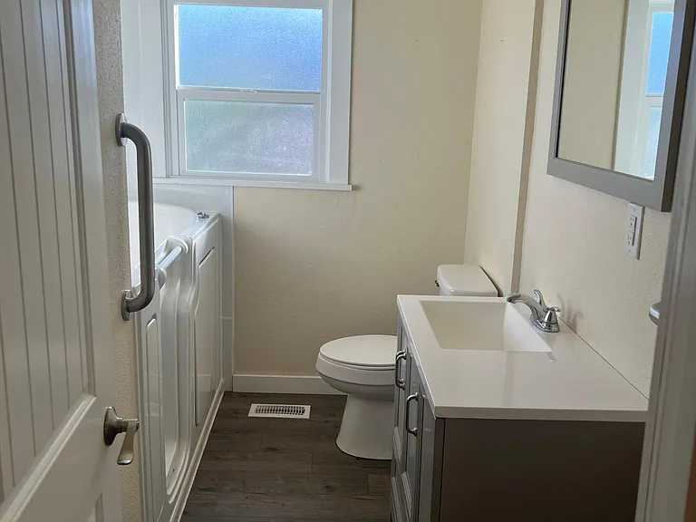 674 Illinois Ave NE — Photo 10