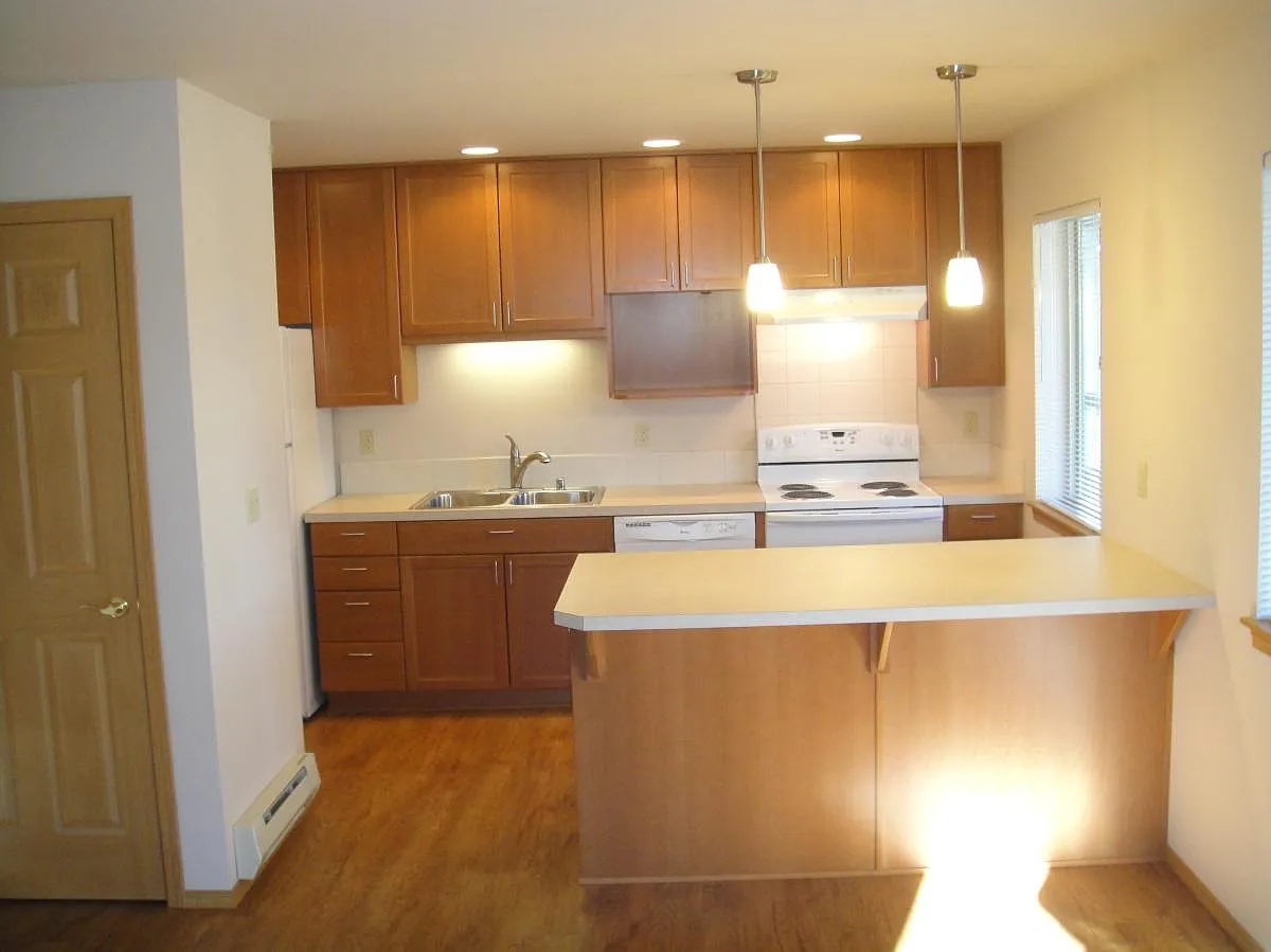 3 bed, 2.5 bath, 1350 sqft, $2,400 — Photo 3