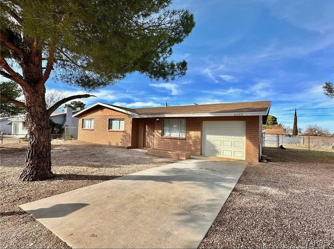 Front view of home - 2433 Lillie Ave
