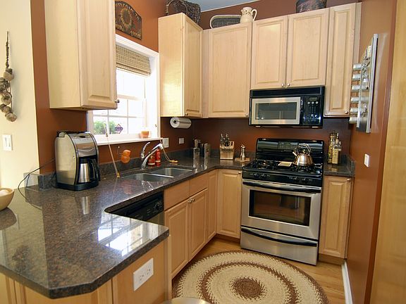 3rd image of 825 W Cuyler Ave Unit 3E