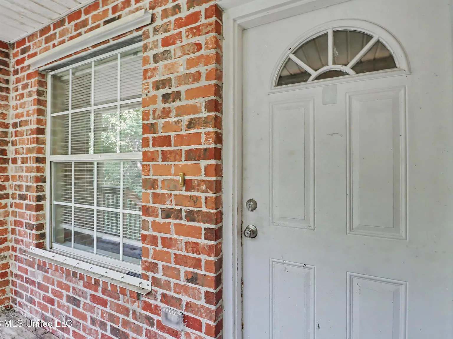3 bed, 2.0 bath, 1054 sqft, $900 — Photo 2