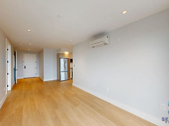 5th image of 132 Willis Ave Unit 422