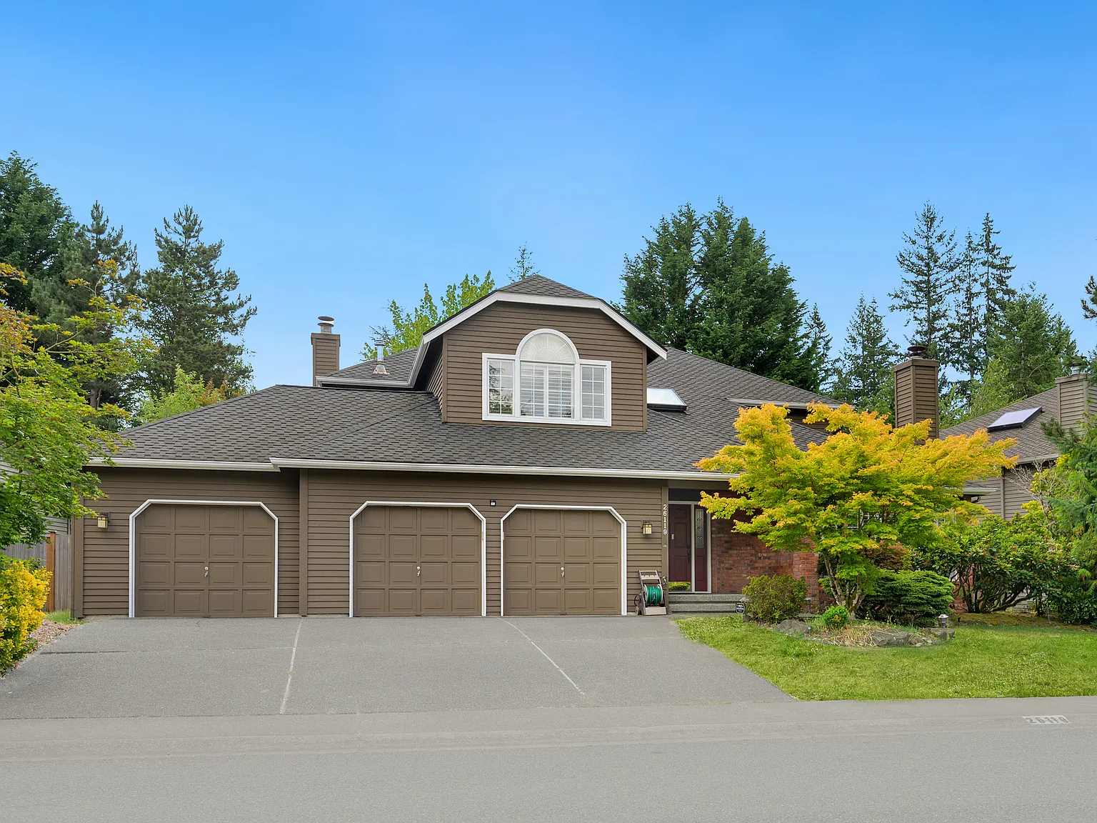 4 bed, 2.5 bath, 2900 sqft, $4,600 — Photo 1