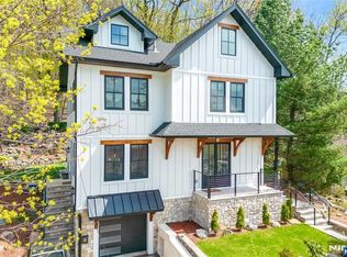 9 Palmer Pl, Leonia, NJ 07605