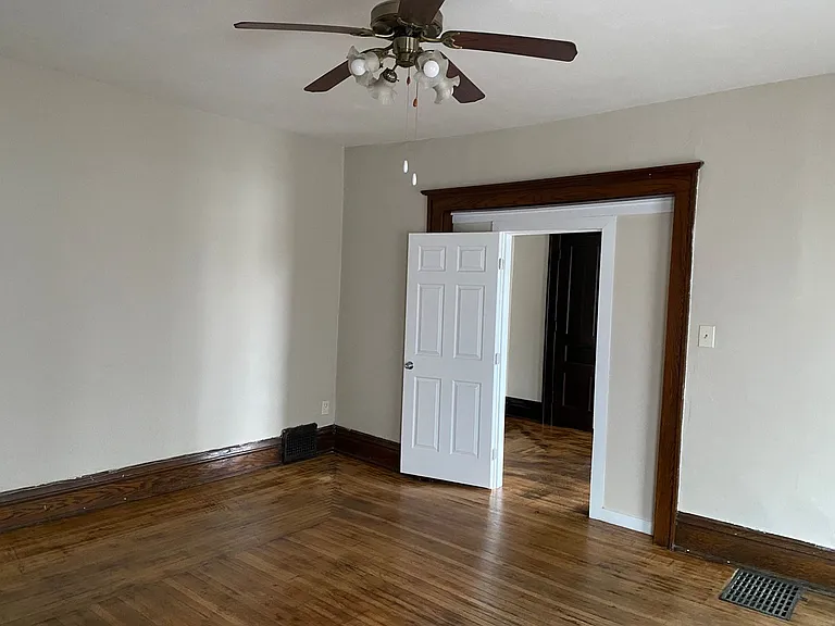 747 E Main St — Photo 16