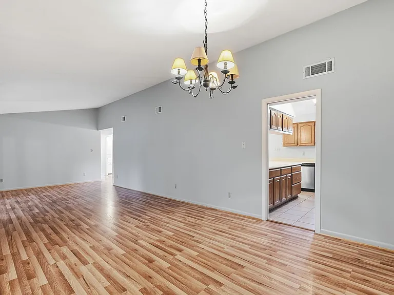 520 Windsor Rd — Photo 18