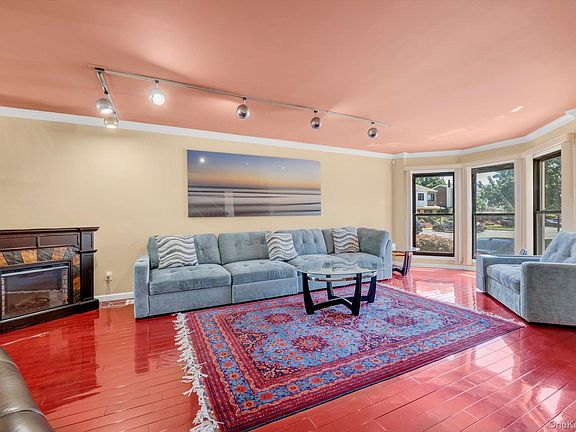 3rd image of 14 Vanderbilt Way #14