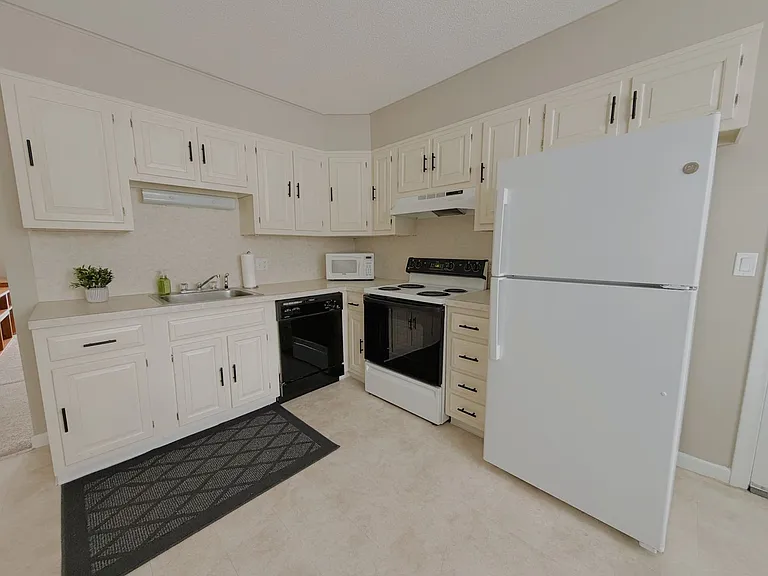 7 Onota Ln — Photo 1