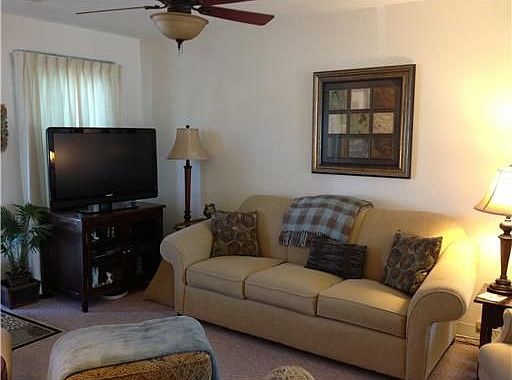 3rd image of 910 Berkley Cir