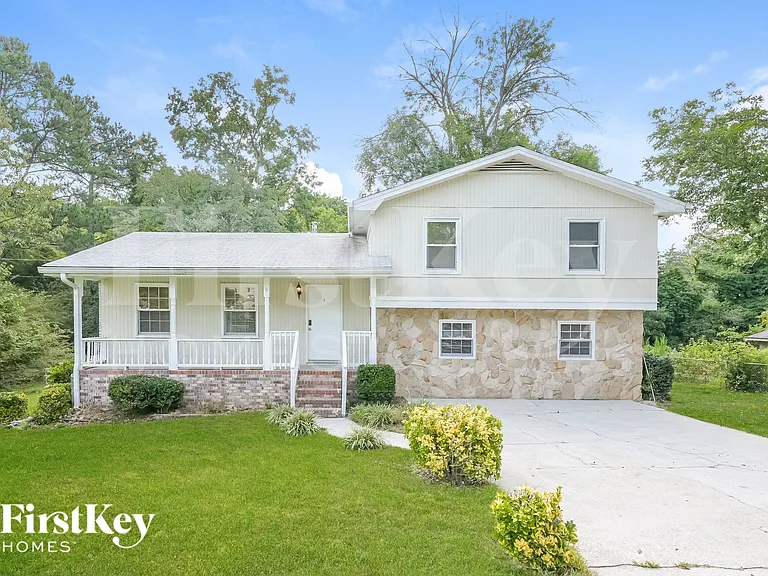 939 Ray Dr NW — Photo 1