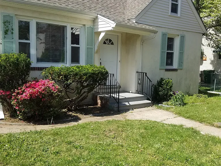 215 W 3rd St — Photo 22