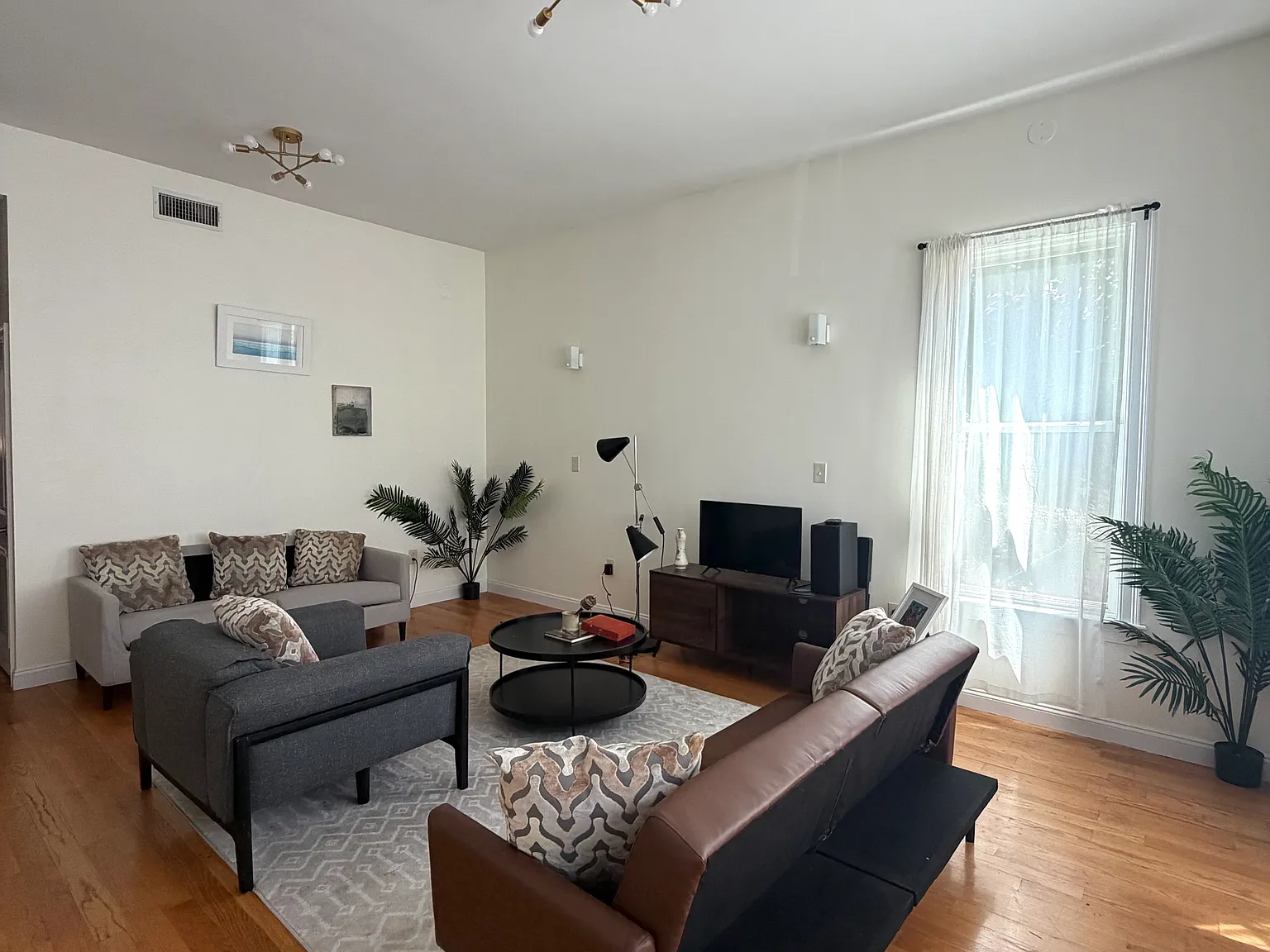 4 bed, 9999 sqft, $4,500 — Photo 1