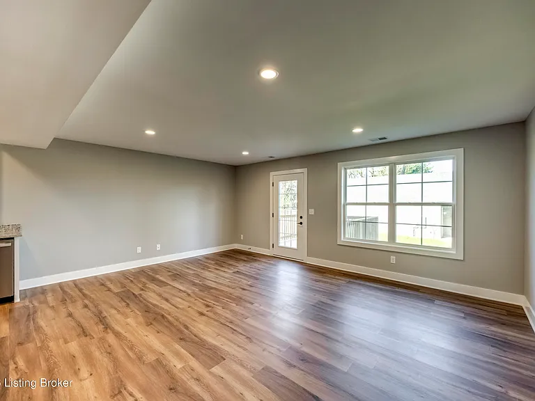 114 N Elm Grove Ave — Photo 22