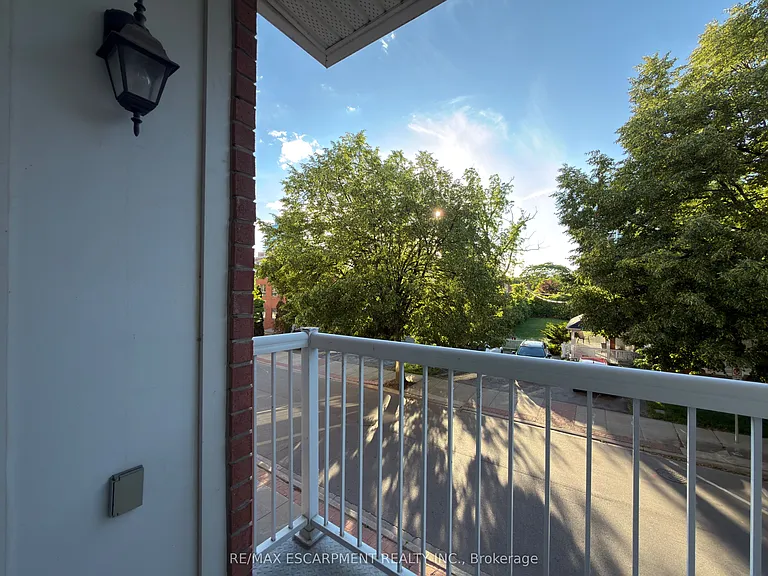2085 Pine St — Photo 8