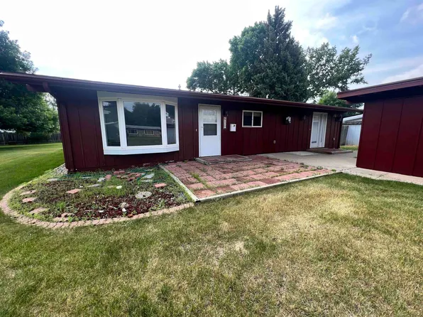 117 25th St SW, Minot, ND 58701