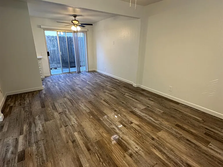 1069 Cherry Ln #C — Photo 3