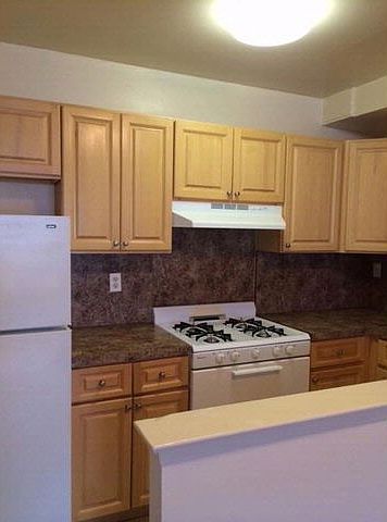 1st image of 655 Tysens Ln APT 4H