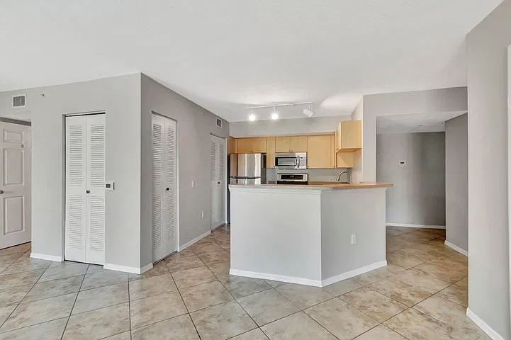 3 bed, 1233 sqft, $2,700 — Photo 4